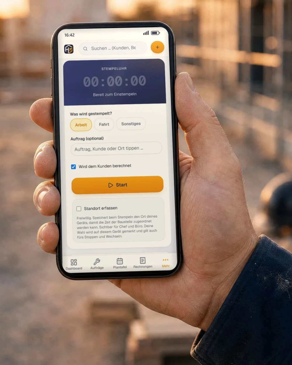 Hand eines Handwerkers hält auf der Baustelle ein Handy mit großen Knöpfen und einer Stempeluhr